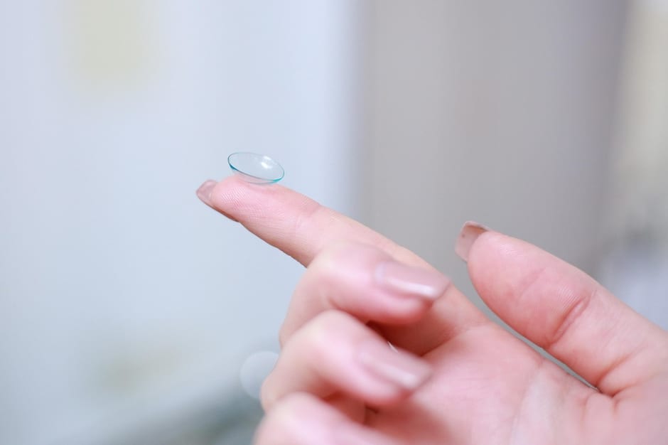 각막이식이 필요한 순간, 종류와 회복까지 미리 알아두기 관련 콘택트 렌즈 (참고 이미지)